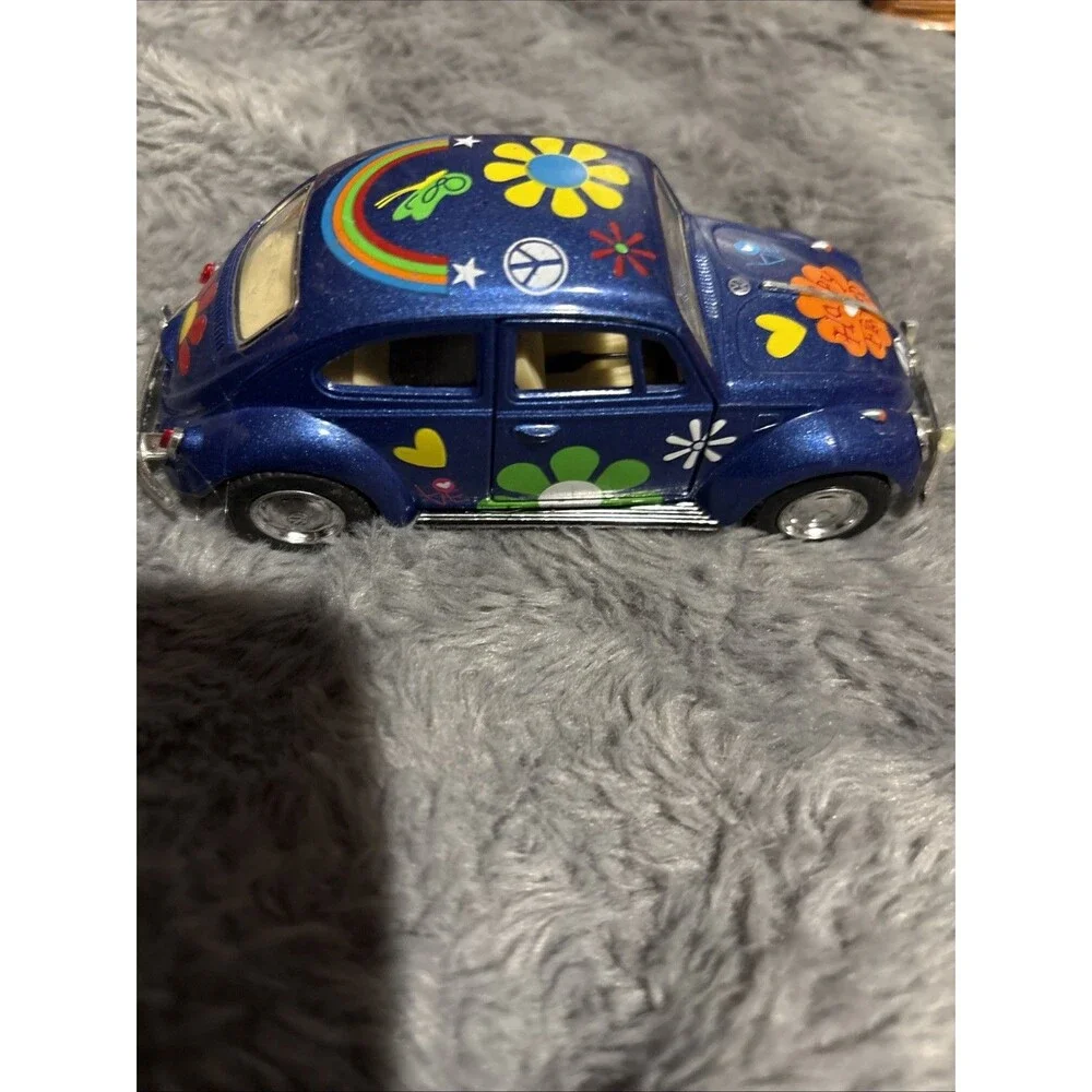 Kinsmart diecast modelcar. Volkswagen Beetle 1967. Blue  w.flowers.Scale 1.64.